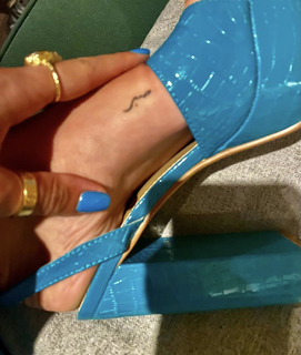 Louisa Johnson feet photo thumbnail