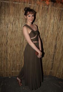 Louise Bourgoin feet photo thumbnail