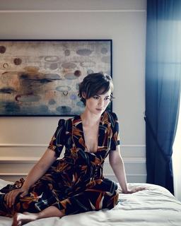 Louise Bourgoin feet photo thumbnail