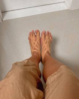 Louise D'Tuani feet photo 1
