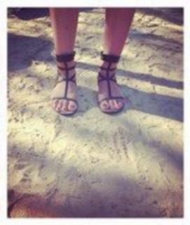 Louise Redknapp feet photo thumbnail