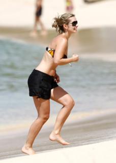 Louise Redknapp feet photo thumbnail