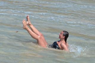 Louise Redknapp feet photo thumbnail