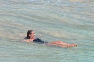 Louise Redknapp feet photo thumbnail