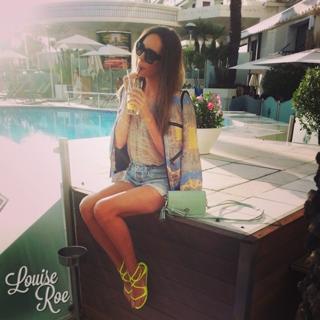 Louise Roe feet photo thumbnail