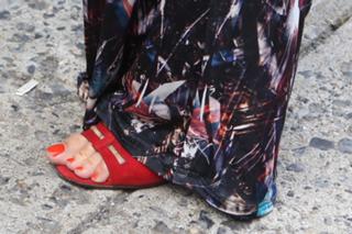 Louise Roe feet photo thumbnail