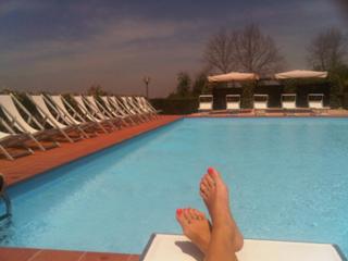 Louise Roe feet photo thumbnail