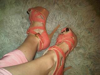 Louise Roe feet photo thumbnail