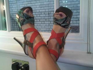 Louise Roe feet photo thumbnail