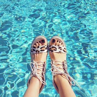 Louise Roe feet photo thumbnail