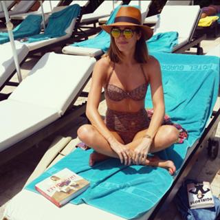 Louise Roe feet photo thumbnail