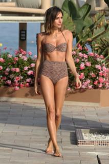 Louise Roe feet photo thumbnail