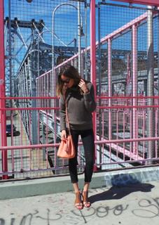 Louise Roe feet photo thumbnail