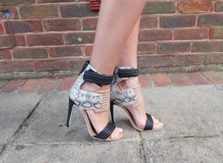 Louise Roe feet photo thumbnail