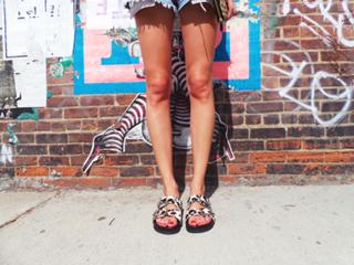 Louise Roe feet photo thumbnail