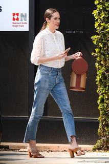 Louise Roe feet photo thumbnail