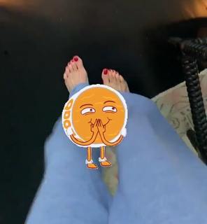 Louise Roe feet photo thumbnail