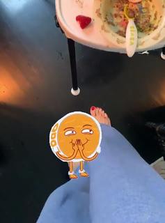 Louise Roe feet photo thumbnail