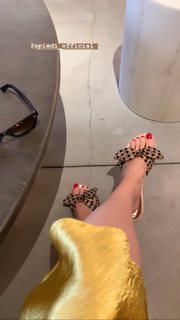 Louise Roe feet photo thumbnail