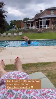 Louise Roe feet photo thumbnail