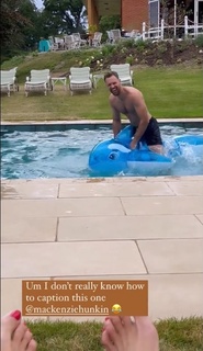 Louise Roe feet photo thumbnail