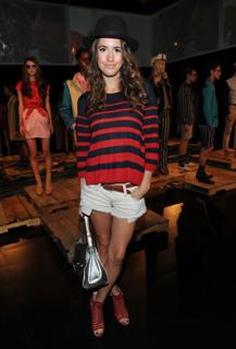 Louise Roe feet photo thumbnail