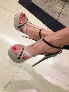 Louise Roe feet photo thumbnail