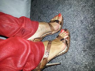 Louise Roe feet photo thumbnail