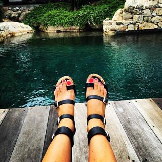 Louise Thompson feet photo thumbnail