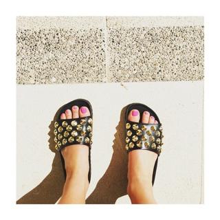 Louise Thompson feet photo thumbnail