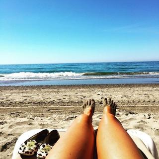 Louise Thompson feet photo thumbnail