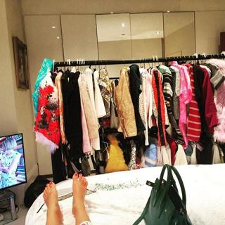 Louise Thompson feet photo thumbnail