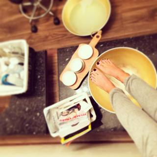 Louise Thompson feet photo thumbnail