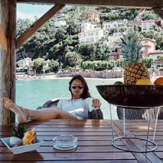 Louise Thompson feet photo thumbnail