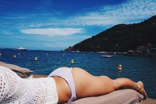 Louise Thompson feet photo thumbnail