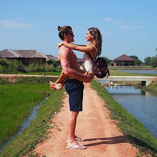 Louise Thompson feet photo thumbnail