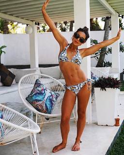 Louise Thompson feet photo thumbnail