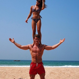 Louise Thompson feet photo thumbnail