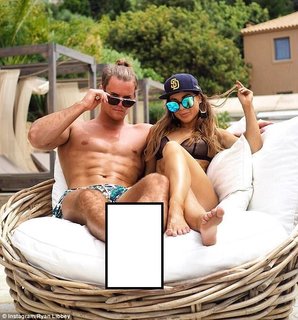 Louise Thompson feet photo thumbnail