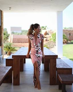 Louise Thompson feet photo thumbnail