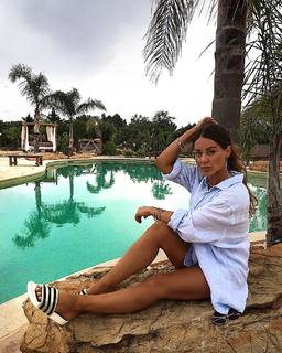 Louise Thompson feet photo thumbnail