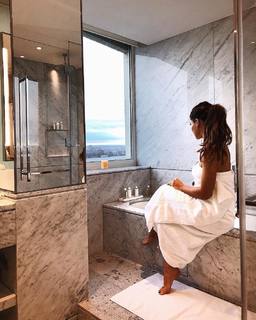 Louise Thompson feet photo thumbnail