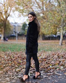 Louise Thompson feet photo thumbnail