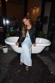 Louise Thompson feet photo thumbnail