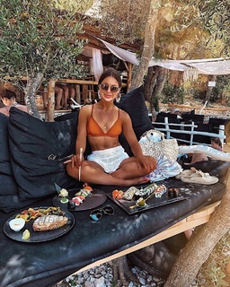 Louise Thompson feet photo thumbnail