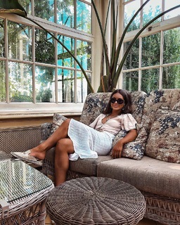 Louise Thompson feet photo thumbnail