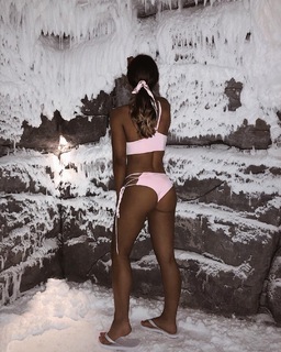 Louise Thompson feet photo thumbnail