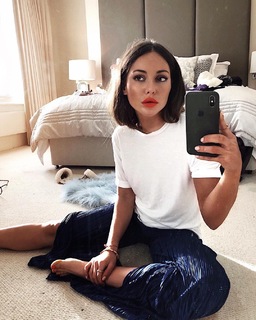 Louise Thompson feet photo thumbnail