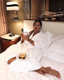 Louise Thompson feet photo thumbnail