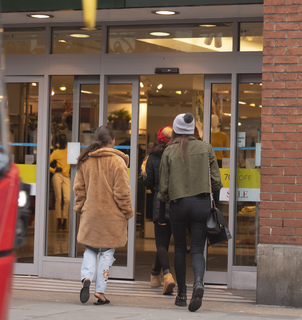 Louise Thompson feet photo thumbnail